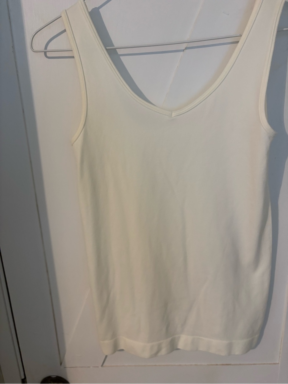 White House Black Market XS Ivory Stretch V-Neck Tank Top WHBM